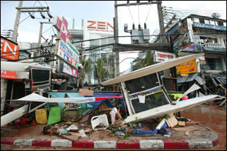 ใต้มหาวิปโยค คลื่นยักษ์ถล่มฝั่ง 'บรม' ตาย-เจ็บ 3 พัน