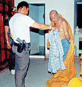 จับสึกพระครูวัดดังแอบเสพเมถุนสาวเสริมสวยคาหนังคาเขาพร้อมภาพเด็ด