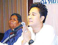 เอกชัยร่ำไห้ยืนยัน "เป็นกลาง" โอดแฟนเพลงเข้าใจผิด